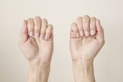 weibliche Hände mit den gefalteten Fingern, die Nägel zeigen lizenzfreies stockfoto weibliche Hände mit den gefalteten Fingern, die Nägel zeigen lizenzfreies stockfoto
