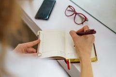 Weibliche Hände schreiben mit einem Stift, sind nahe Glasgeschäftskonzept stockfoto Weibliche Hände schreiben mit einem Stift, sind nahe Glasgeschäftskonzept stockfoto