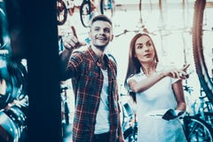Weiblicher Berater Finger Point auf modernen Fahrrädern stockfotografie Weiblicher Berater Finger Point auf modernen Fahrrädern stockfotografie