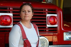Weiblicher Feuerwehrmann lizenzfreie stockfotografie Weiblicher Feuerwehrmann lizenzfreie stockfotografie