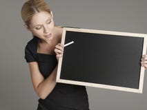 Weiblicher Lehrer-With Blackboard And-Kreide stockbilder Weiblicher Lehrer-With Blackboard And-Kreide stockbilder