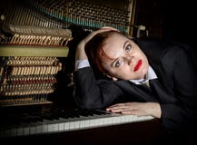 Weiblicher Musiker kleidete in den Lügen einer Mann ` s Klage auf einer Klaviertastatur an stockfoto Weiblicher Musiker kleidete in den Lügen einer Mann ` s Klage auf einer Klaviertastatur an stockfoto