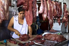Weiblicher peruanischer Metzger an einem Nahrungsmittelmarkt lizenzfreie stockfotografie Weiblicher peruanischer Metzger an einem Nahrungsmittelmarkt lizenzfreie stockfotografie