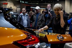 Weibliches DJ, das Musik auf der Rückseite Nissans an CAS19 spielt stockfoto Weibliches DJ, das Musik auf der Rückseite Nissans an CAS19 spielt stockfoto