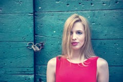 Weiche Ansicht der schönen, blonden, großen und dünnen Frau in der weißen Bluse und in den Blue Jeans lizenzfreie stockfotografie Weiche Ansicht der schönen, blonden, großen und dünnen Frau in der weißen Bluse und in den Blue Jeans lizenzfreie stockfotografie
