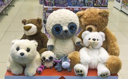 Weiche Spielwaren des Babys im Shopfenster lizenzfreies stockfoto Weiche Spielwaren des Babys im Shopfenster lizenzfreies stockfoto