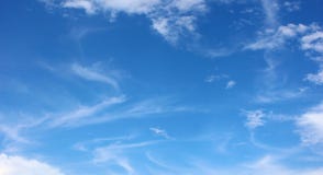 Weiche weiße Wolken gegen blauen Himmel Weiche weiße Wolken gegen blauen Himmel