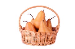 Weidenkorb mit der frischen Frucht lokalisiert auf einem Weiß lizenzfreies stockbild Weidenkorb mit der frischen Frucht lokalisiert auf einem Weiß lizenzfreies stockbild