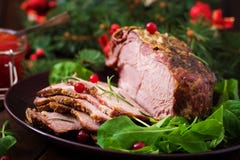 Weihnachten gebackener Schinken und roter Kaviar lizenzfreie stockbilder Weihnachten gebackener Schinken und roter Kaviar lizenzfreie stockbilder