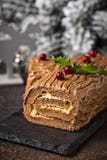 Weihnachten Yule Log Cake Traditioneller Schokoladennachtisch stockfotos Weihnachten Yule Log Cake Traditioneller Schokoladennachtisch stockfotos