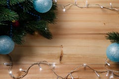 Weihnachts- oder des neuen Jahresdekorationshintergrund: Pelzbaumniederlassungen, bunte Glaskugeln auf h?lzernem Hintergrund lizenzfreies stockbild Weihnachts- oder des neuen Jahresdekorationshintergrund: Pelzbaumniederlassungen, bunte Glaskugeln auf h?lzernem Hintergrund lizenzfreies stockbild
