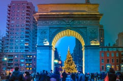 Weihnachtsbaum mit festlichen Leuten am Washington-Quadratstadtzentrum Manhattan, NYC, USA lizenzfreie stockfotografie Weihnachtsbaum mit festlichen Leuten am Washington-Quadratstadtzentrum Manhattan, NYC, USA lizenzfreie stockfotografie