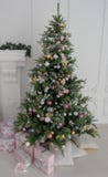Weihnachtsbaum mit Geschenken darunterliegend im Wohnzimmer stockbilder Weihnachtsbaum mit Geschenken darunterliegend im Wohnzimmer stockbilder