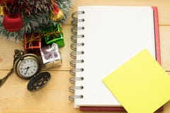 Weihnachtsbaum, Weihnachtsdekoration, Taschenuhr und Notizbuch ha stockfotografie Weihnachtsbaum, Weihnachtsdekoration, Taschenuhr und Notizbuch ha stockfotografie
