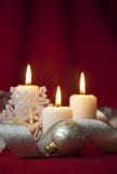 Weihnachtsdekoration mit Kerzen und Farbbändern lizenzfreies stockbild Weihnachtsdekoration mit Kerzen und Farbbändern lizenzfreies stockbild
