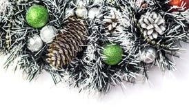 Weihnachtsdekoration mit Kiefernkegeln und -bällen stockbild Weihnachtsdekoration mit Kiefernkegeln und -bällen stockbild