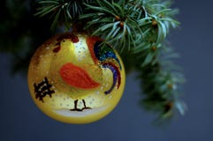 Weihnachtsdekorationen auf einem hölzernen Hintergrund stockbilder Weihnachtsdekorationen auf einem hölzernen Hintergrund stockbilder