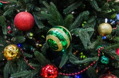Weihnachtsdekorationen auf Weihnachtsbaum stockbild Weihnachtsdekorationen auf Weihnachtsbaum stockbild