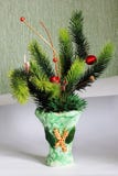 Weihnachtsdekorationen in einem Vase auf einem weißen Hintergrund lizenzfreies stockbild Weihnachtsdekorationen in einem Vase auf einem weißen Hintergrund lizenzfreies stockbild