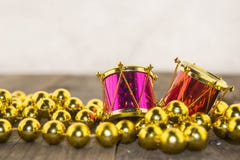 Weihnachtsdekorationen, golden und bunt lizenzfreie stockfotos Weihnachtsdekorationen, golden und bunt lizenzfreie stockfotos