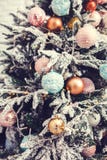 Weihnachtsdekorationen mit Schnee stockbild Weihnachtsdekorationen mit Schnee stockbild