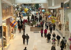 Weihnachtseinkaufen im Mall lizenzfreies stockbild Weihnachtseinkaufen im Mall lizenzfreies stockbild