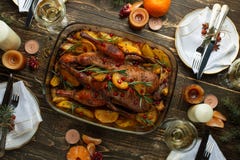 Weihnachtsessen mit Ente und Frucht, festliches Gedeck, neues Jahr Flach-Lage lizenzfreies stockbild Weihnachtsessen mit Ente und Frucht, festliches Gedeck, neues Jahr Flach-Lage lizenzfreies stockbild