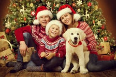 Weihnachtsfamilie mit Hund, glückliches Vatermutter-Kinderporträt lizenzfreie stockfotografie Weihnachtsfamilie mit Hund, glückliches Vatermutter-Kinderporträt lizenzfreie stockfotografie