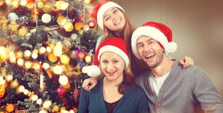 Weihnachtsfamilien-Porträt Eltern mit jugendlicher Tochter lizenzfreie stockfotografie Weihnachtsfamilien-Porträt Eltern mit jugendlicher Tochter lizenzfreie stockfotografie