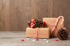 Weihnachtsfeiertags-Feierkonzept mit Geschenkboxen über hölzernem Hintergrund stockfoto Weihnachtsfeiertags-Feierkonzept mit Geschenkboxen über hölzernem Hintergrund stockfoto