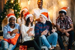 Weihnachtsfestfreunde am Haben des Getränks und des Spaßes stockfotos Weihnachtsfestfreunde am Haben des Getränks und des Spaßes stockfotos