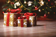 Weihnachtsgeschenke unter dem Baum lizenzfreie stockfotografie Weihnachtsgeschenke unter dem Baum lizenzfreie stockfotografie