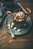 Weihnachtsheiße Schokolade mit Eibischen und Kakao, Kopienraum lizenzfreie stockfotos Weihnachtsheiße Schokolade mit Eibischen und Kakao, Kopienraum lizenzfreie stockfotos