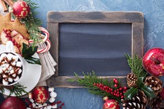 Weihnachtsheiße Schokolade mit Verzierungen stockfotografie Weihnachtsheiße Schokolade mit Verzierungen stockfotografie
