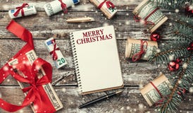 Weihnachtshintergrund des alten Holzes Weihnachtsbaum mit amerikanischem und europäischem Geld Andenken von Rom, Italien Beschnei stockbild Weihnachtshintergrund des alten Holzes Weihnachtsbaum mit amerikanischem und europäischem Geld Andenken von Rom, Italien Beschnei stockbild