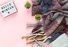 Weihnachtshintergrund mit lightbox und woolen Schal stockbild Weihnachtshintergrund mit lightbox und woolen Schal stockbild