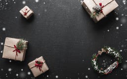Weihnachtskarte mit Raum für eine Grußmitteilung für geliebte Geschenke, die auf Kinder das Weihnachtsambiente warten lizenzfreies stockfoto Weihnachtskarte mit Raum für eine Grußmitteilung für geliebte Geschenke, die auf Kinder das Weihnachtsambiente warten lizenzfreies stockfoto