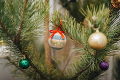 Weihnachtskugel, die am Weihnachtsbaum hängt Stockbild Weihnachtskugel, die am Weihnachtsbaum hängt Stockbild