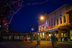 Weihnachtslichter in historischer Santa Fe Plaza, New Mexiko stockfotografie Weihnachtslichter in historischer Santa Fe Plaza, New Mexiko stockfotografie