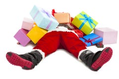 Weihnachtsmann ermüdete auch, um auf Boden mit vielen Geschenkboxen zu liegen Weihnachtsmann ermüdete auch, um auf Boden mit vielen Geschenkboxen zu liegen