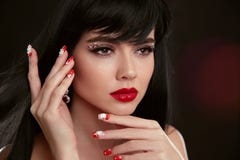 Weihnachtsrotes Lippenmake-up und manikürte Nägel Schönes brunett stockfotos Weihnachtsrotes Lippenmake-up und manikürte Nägel Schönes brunett stockfotos