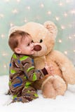 Weihnachtsschätzchen in den Pyjamas, die Teddybären anhalten Stockfotos Weihnachtsschätzchen in den Pyjamas, die Teddybären anhalten Stockfotos