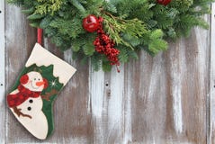 Weihnachtsstrumpf und -girlande lizenzfreie stockfotografie Weihnachtsstrumpf und -girlande lizenzfreie stockfotografie