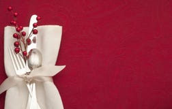 Weihnachtstabelle im Rot mit Tafelsilber, Dekoration und weißer Serviette stockfotos Weihnachtstabelle im Rot mit Tafelsilber, Dekoration und weißer Serviette stockfotos