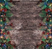 Weihnachtstannenzweige mit Lichtern und rote Dekorationen auf hölzernem Hintergrund Weihnachts- und guten Rutsch ins Neue Jahr-Zu stockfotografie Weihnachtstannenzweige mit Lichtern und rote Dekorationen auf hölzernem Hintergrund Weihnachts- und guten Rutsch ins Neue Jahr-Zu stockfotografie