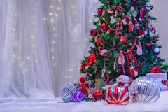 Weihnachtsthemenorientiertes Stadium mit weißem Hintergrund lizenzfreie stockfotos Weihnachtsthemenorientiertes Stadium mit weißem Hintergrund lizenzfreie stockfotos
