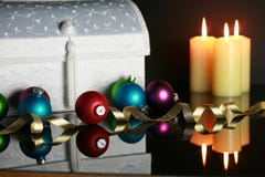 Weihnachtsverzierungen und beleuchtete Kerzen lizenzfreie stockfotos Weihnachtsverzierungen und beleuchtete Kerzen lizenzfreie stockfotos