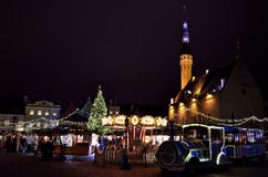 Weihnachtszeit in Tallinn, Estland Weihnachtsmarkt in der alten Stadt lizenzfreie stockfotografie Weihnachtszeit in Tallinn, Estland Weihnachtsmarkt in der alten Stadt lizenzfreie stockfotografie