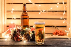 Weihnachtszusammensetzung mit einem Glas Bier lizenzfreie stockbilder Weihnachtszusammensetzung mit einem Glas Bier lizenzfreie stockbilder