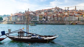 Weinboote auf Duero-Fluss, alte Porto Oporto Stadt, Portugal stockbild Weinboote auf Duero-Fluss, alte Porto Oporto Stadt, Portugal stockbild